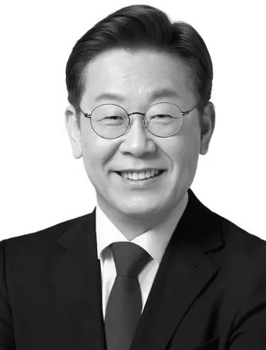 이재명의 정치생명이 과연 이대로 끝날 것인지 귀추가 주목되는 재판이 관심을 끌고 있다. 검찰은 어제(20일) 이재명을 지난 대선에서 허위 사실을 발언했다는 혐의로 기소하고 징역 2년을 때렸다. 재판 결과에 따라서 이재명의 정치적 기로가 결정될 것이다.