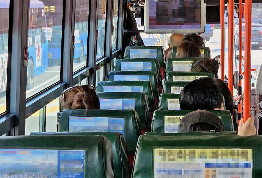 버스를 타면 발견하는 신기한 현상이 있습니다. 바로 버스에 앉는 방법입니다. 버스에 먼저 승차한 사람들은 모두 통로 쪽으로 앉습니다. 그런데 사람들은 버스에 앉는 방법이 불편해도 이것을 당연하게 여깁니다. 우리나라 종특 문화 가운데 하나입니다.